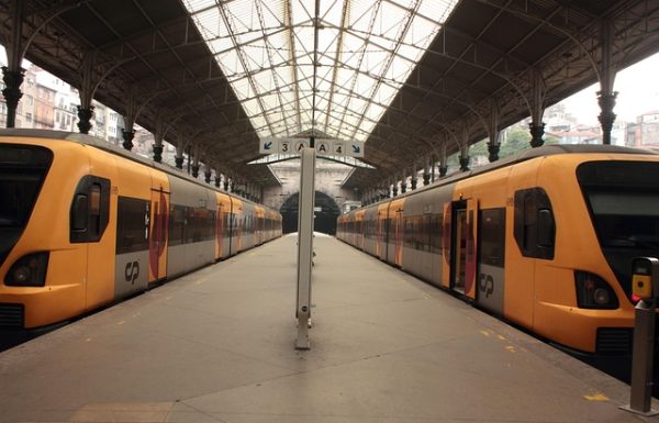 טיול רכבות בפורטוגל: מהקשתות של פורטו ועד לחופים של לאגוס